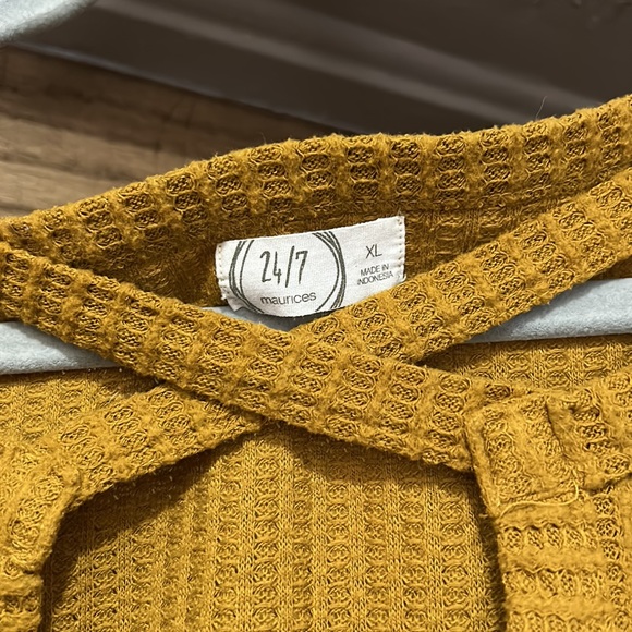 Maurice’s XL Long Sleeve - Picture 2 of 2